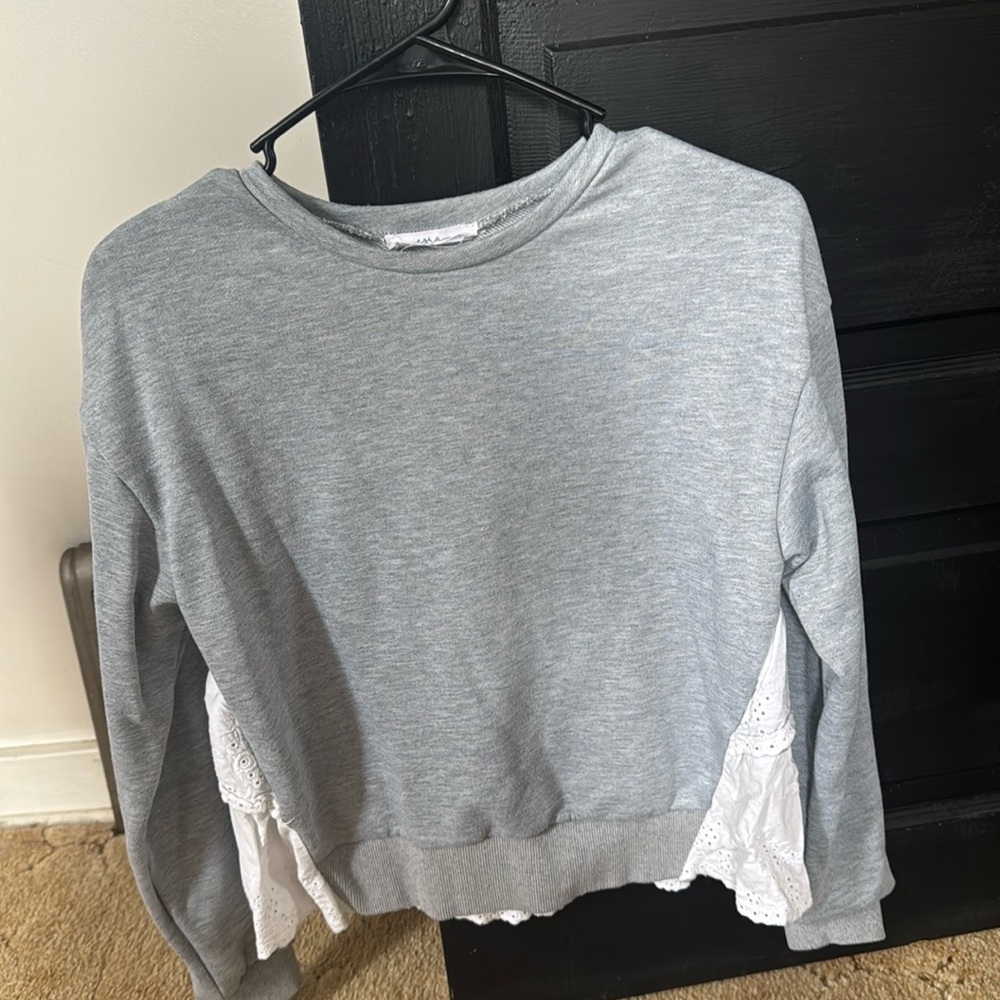 Ezra gray and white lace back pull over top